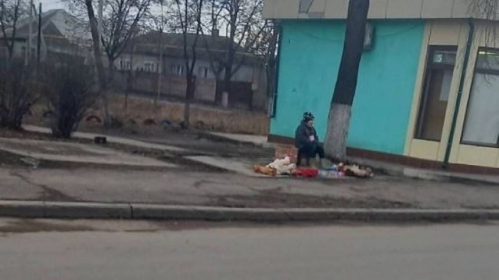 La limita sărăciei? În municipiul Bălți, un băiețel a ieșit pe stradă să-și vândă jucăriile