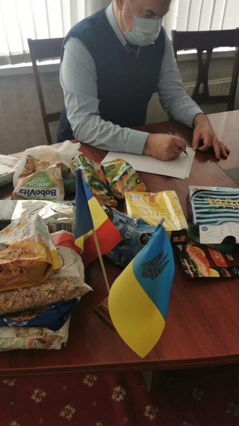 FOTO // Moldoveni din diasporă rămași fără de coletele transmise acasă. Au fost CONFISCATE la VAMĂ