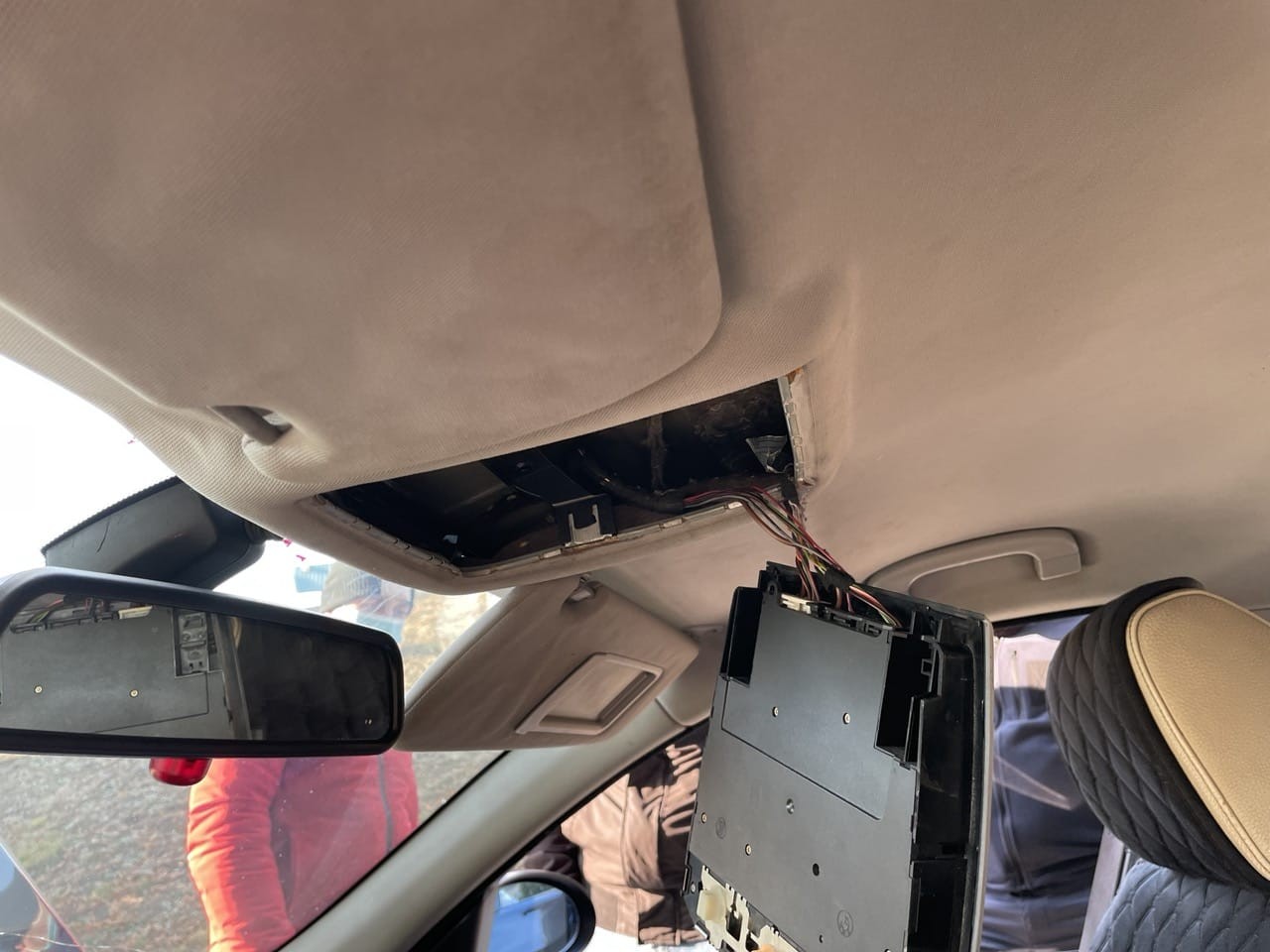 3000 de țigarete, ascunse într-un BMW, depistate de polițiștii de frontieră