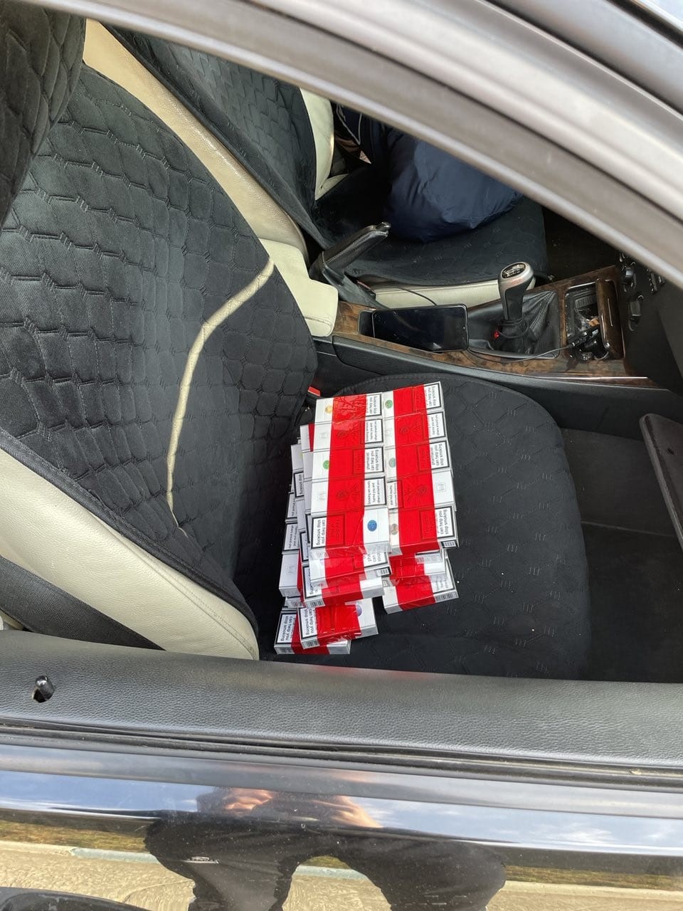 3000 de țigarete, ascunse într-un BMW, depistate de polițiștii de frontieră