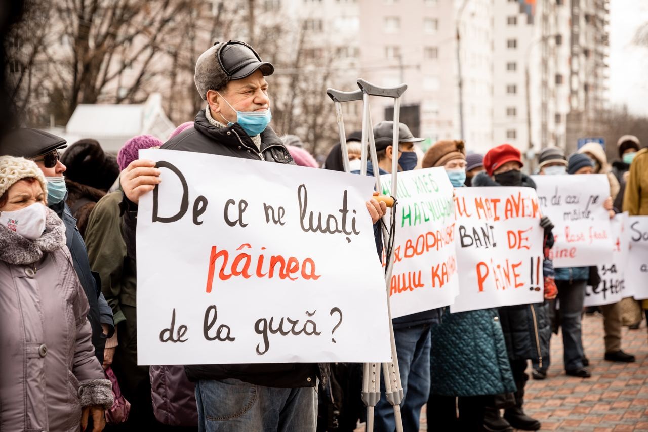 FOTO // „Nu ne luați pâinea de la gură”. Partidul „ȘOR” a organizat un flash-mob în fața Î.S.„Franzeluța”