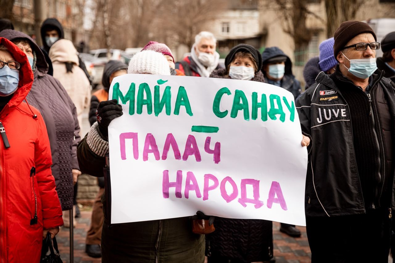FOTO // „Nu ne luați pâinea de la gură”. Partidul „ȘOR” a organizat un flash-mob în fața Î.S.„Franzeluța”