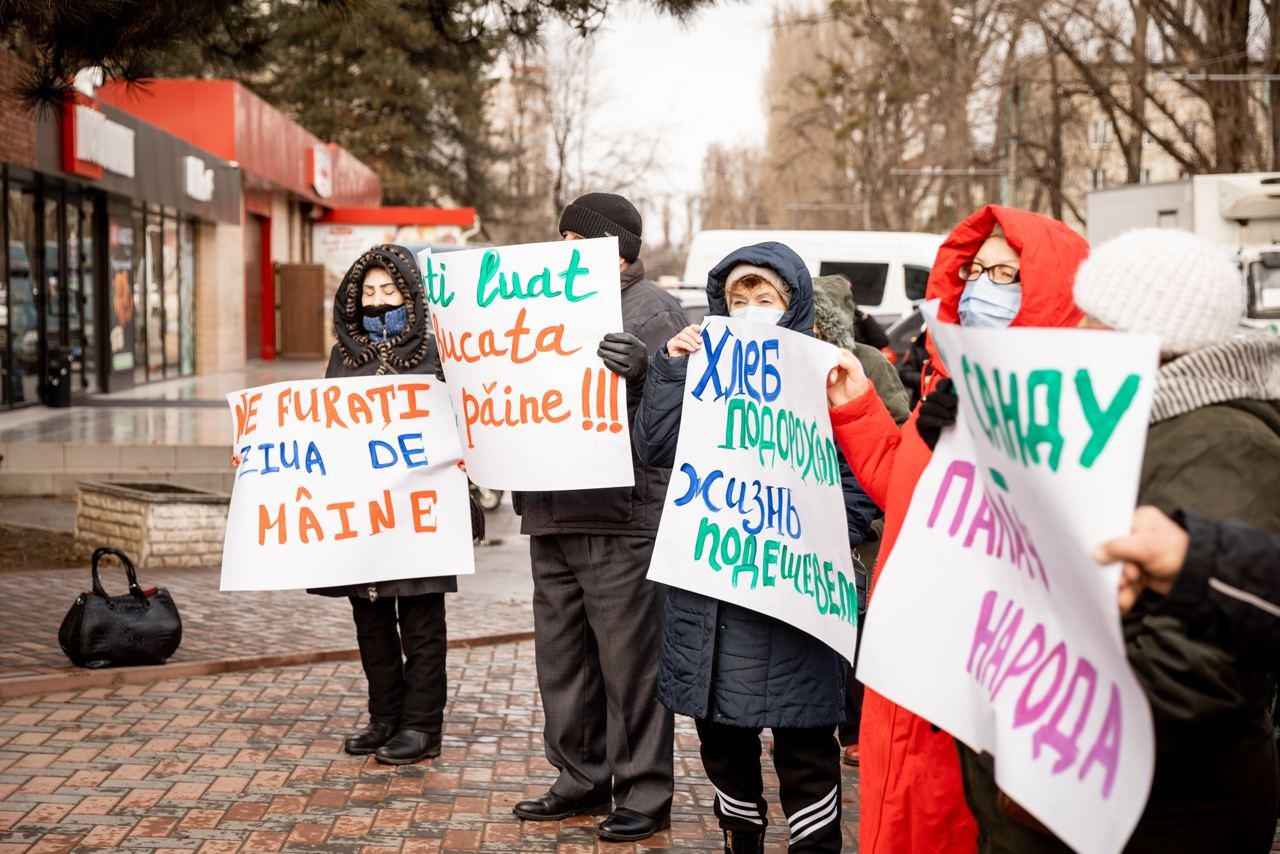 FOTO // „Nu ne luați pâinea de la gură”. Partidul „ȘOR” a organizat un flash-mob în fața Î.S.„Franzeluța”