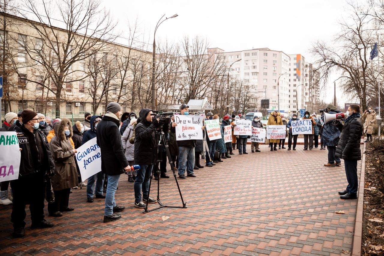 FOTO // „Nu ne luați pâinea de la gură”. Partidul „ȘOR” a organizat un flash-mob în fața Î.S.„Franzeluța”