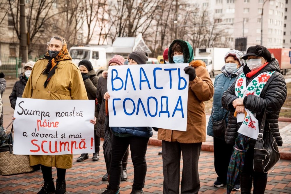 FOTO // „Nu ne luați pâinea de la gură”. Partidul „ȘOR” a organizat un flash-mob în fața Î.S.„Franzeluța”
