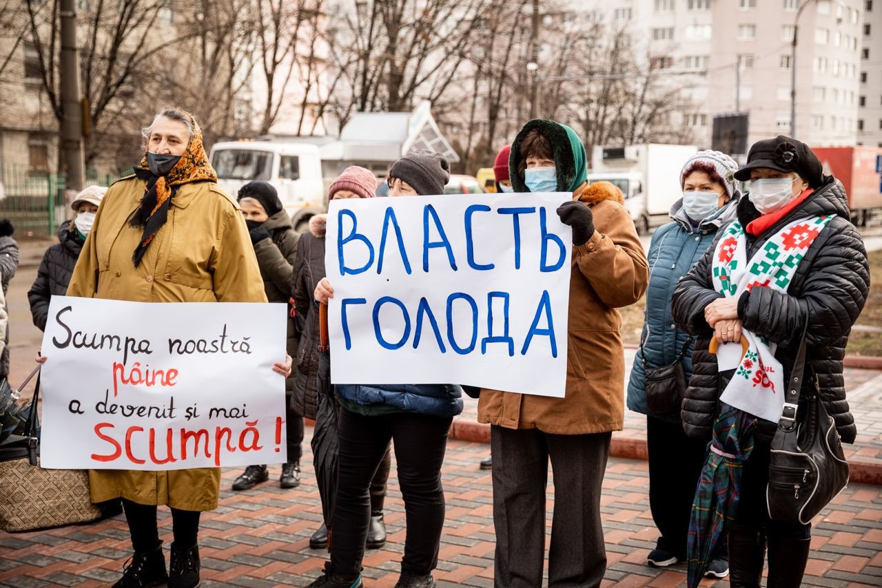 FOTO // „Nu ne luați pâinea de la gură”. Partidul „ȘOR” a organizat un flash-mob în fața Î.S.„Franzeluța”