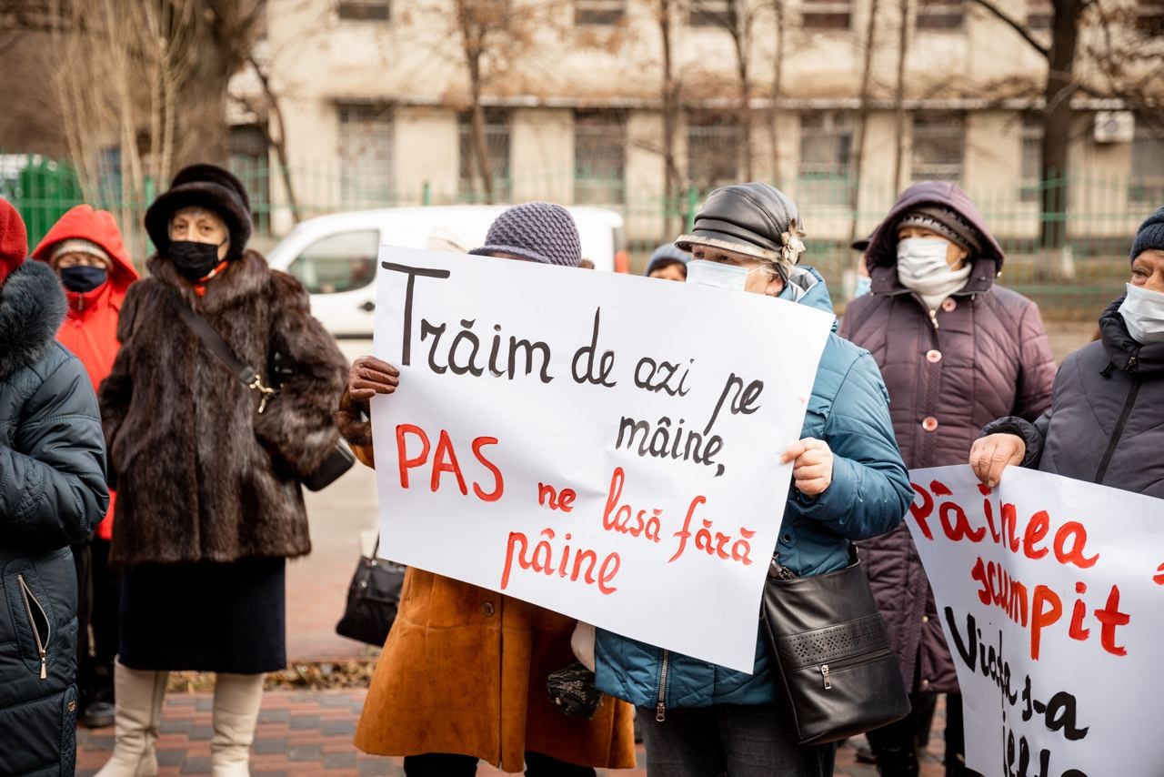 FOTO // „Nu ne luați pâinea de la gură”. Partidul „ȘOR” a organizat un flash-mob în fața Î.S.„Franzeluța”