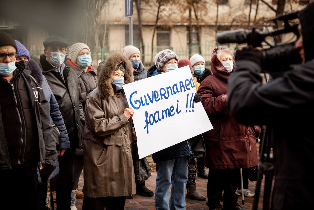 FOTO // „Nu ne luați pâinea de la gură”. Partidul „ȘOR” a organizat un flash-mob în fața Î.S.„Franzeluța”