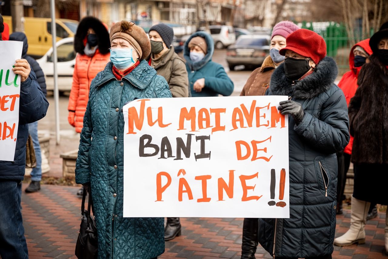 FOTO // „Nu ne luați pâinea de la gură”. Partidul „ȘOR” a organizat un flash-mob în fața Î.S.„Franzeluța”