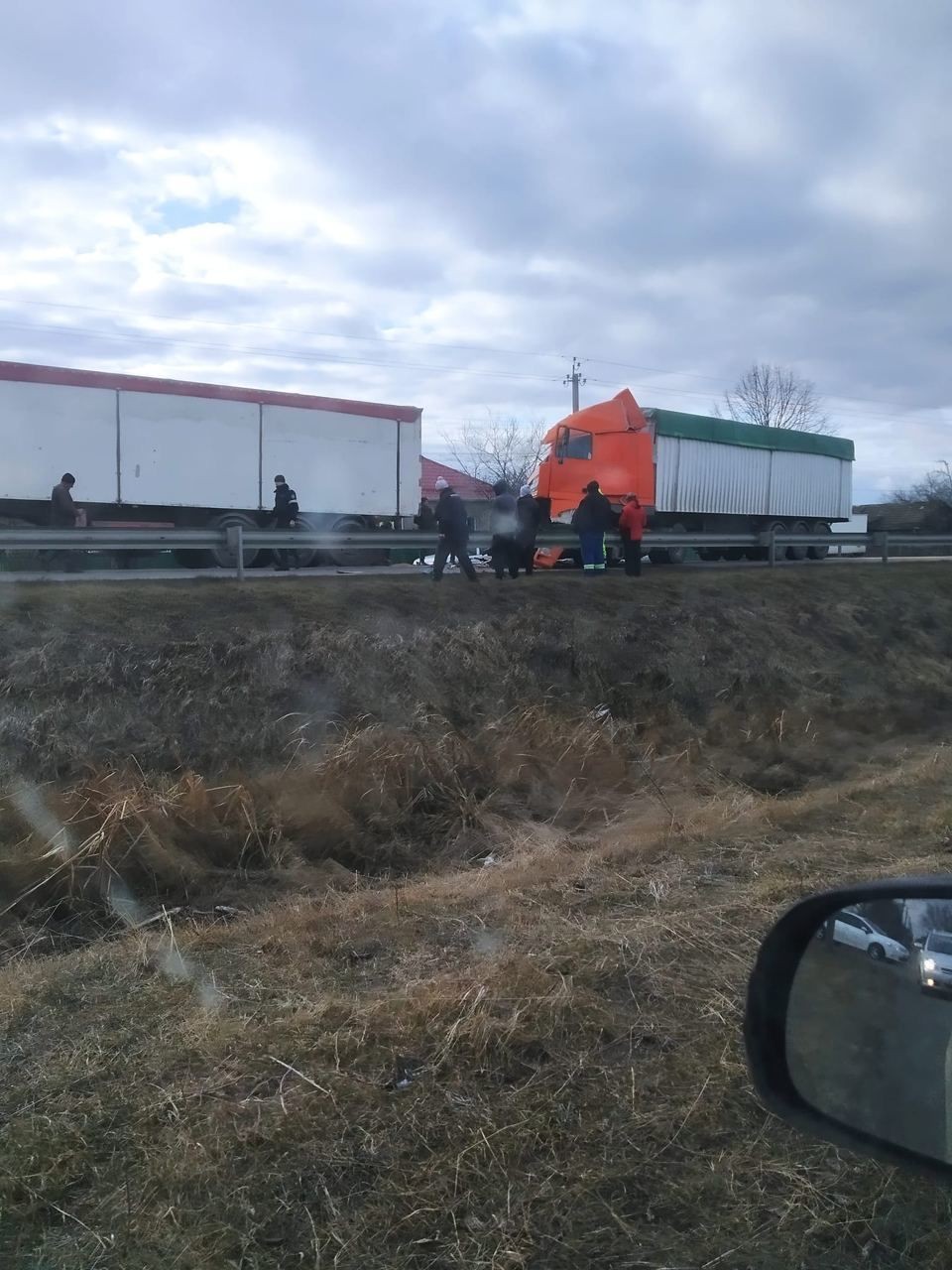 FOTO // Accident cu implicarea a două TIR-uri la Cimișlia. Cauza ar fi fost sistemul de frânare defect