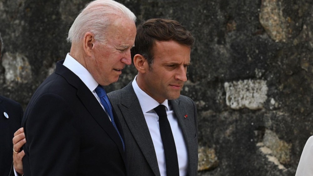 Macron l-a informat pe Joe Biden despre discuţiile avute cu președinții Rusiei și Ucrainei