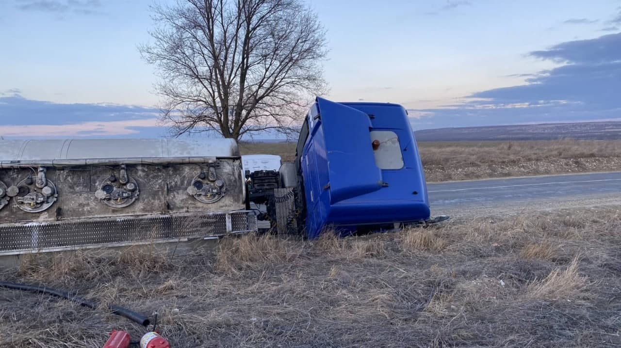 FOTO // Accident scump în sudul țării. O autocisternă s-a răsturnat, iar benzina s-a scurs pe carosabil