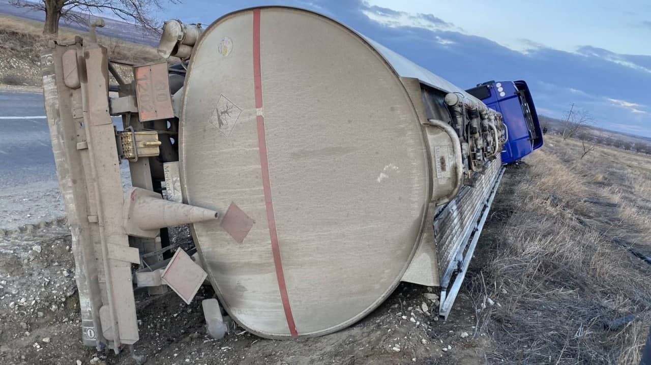 FOTO // Accident scump în sudul țării. O autocisternă s-a răsturnat, iar benzina s-a scurs pe carosabil