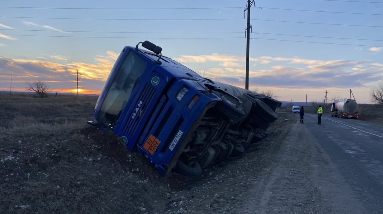 FOTO // Accident scump în sudul țării. O autocisternă s-a răsturnat, iar benzina s-a scurs pe carosabil