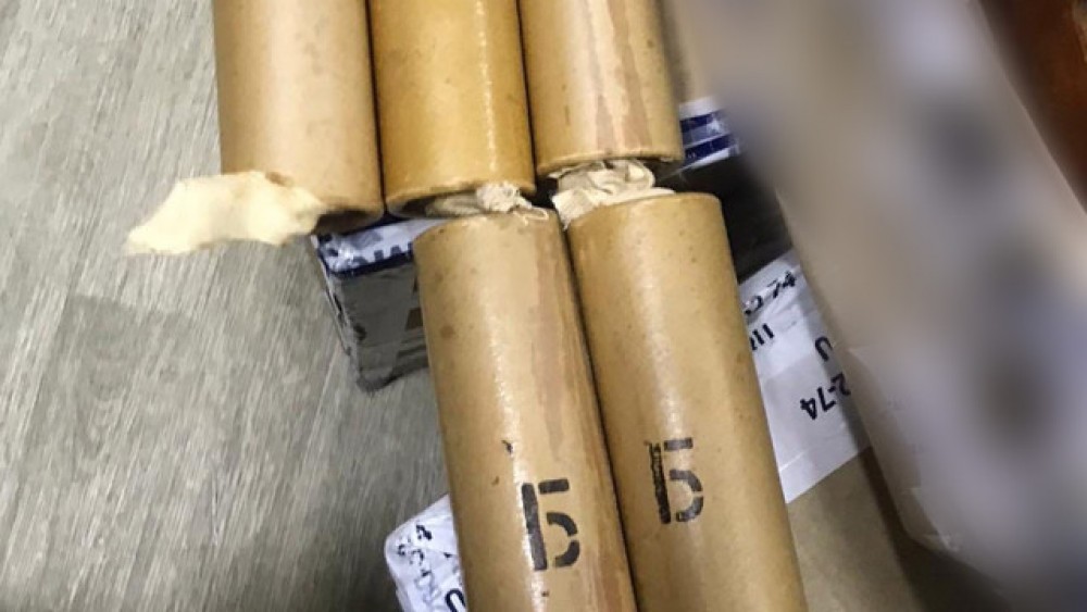 Contrabandă cu grenade și fumigene prin POȘTĂ. Bărbat din Edineț, prins în flagrant în timp ce intenționa să ridice coletul