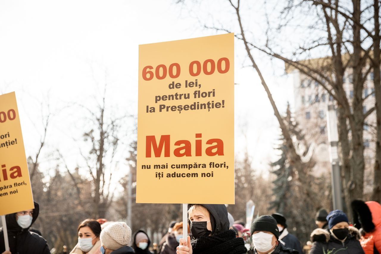 I-au adus flori Maiei Sandu. Partidul „ȘOR” și-a manifestat prin protest „DRAGOSTEA” față de Președintele Republicii Moldova
