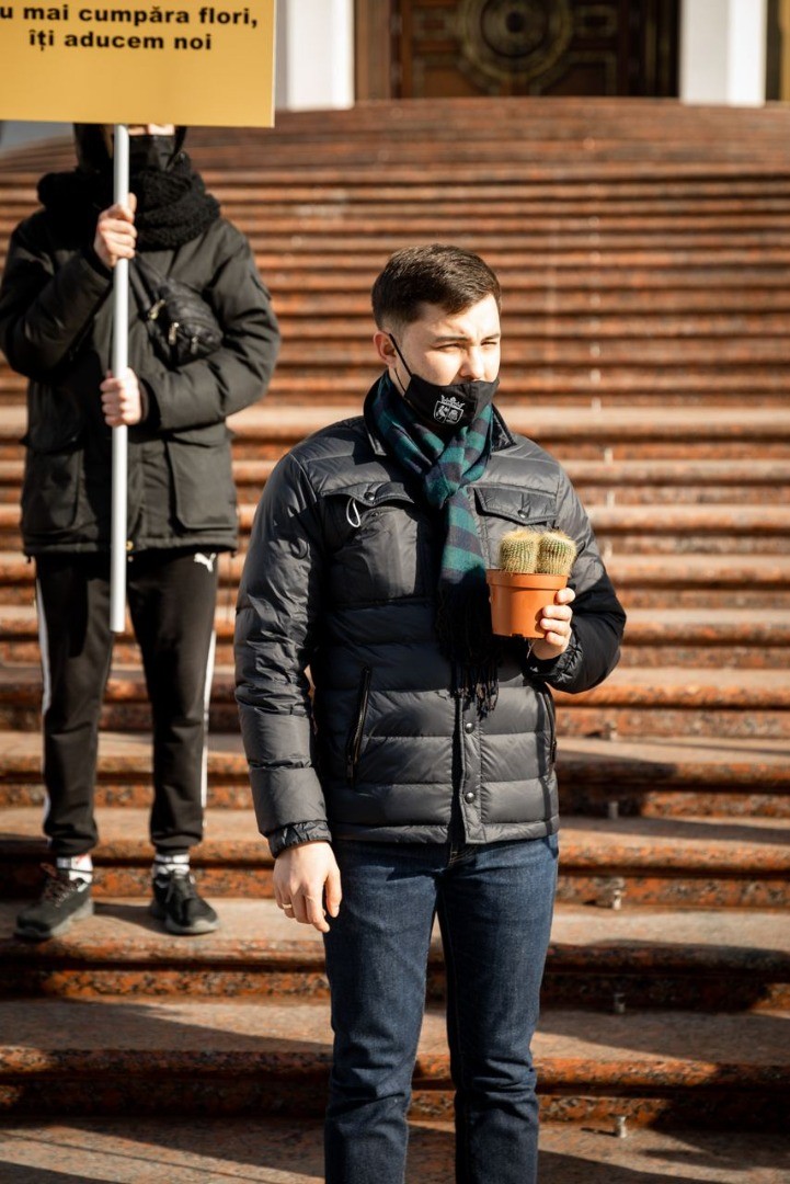 I-au adus flori Maiei Sandu. Partidul „ȘOR” și-a manifestat prin protest „DRAGOSTEA” față de Președintele Republicii Moldova