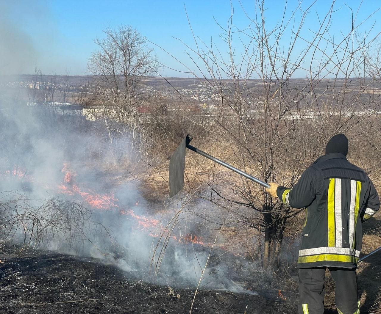 FOTO // INCEDIU de vegetație în Capitală. Focul s-a extins pe o suprafață de peste 10 ha