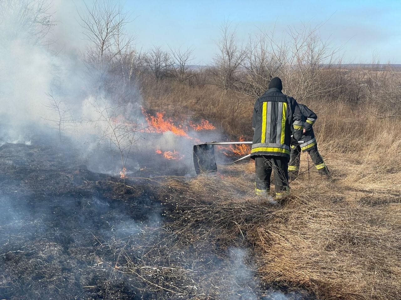 FOTO // INCEDIU de vegetație în Capitală. Focul s-a extins pe o suprafață de peste 10 ha