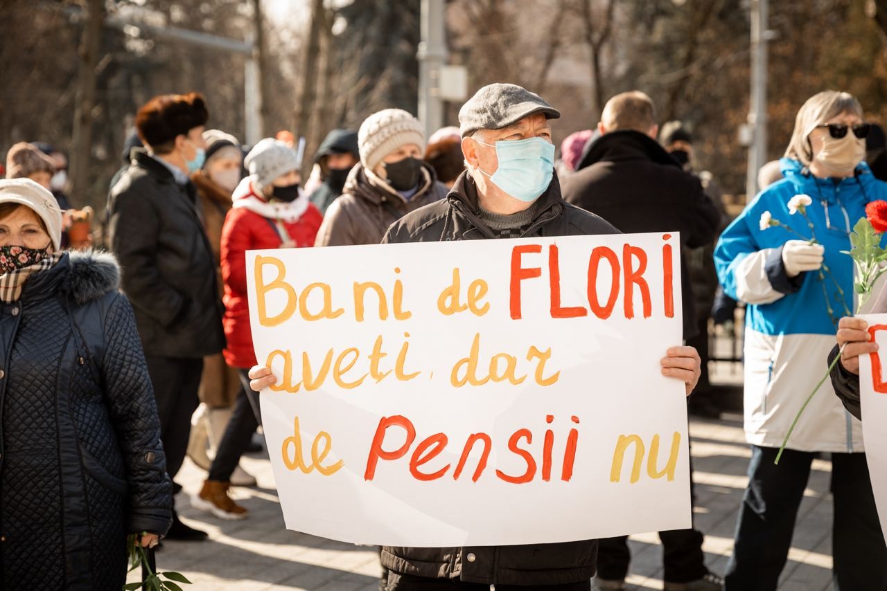 I-au adus flori Maiei Sandu. Partidul „ȘOR” și-a manifestat prin protest „DRAGOSTEA” față de Președintele Republicii Moldova