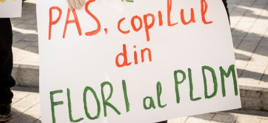 I-au adus flori Maiei Sandu. Partidul „ȘOR” și-a manifestat prin protest „DRAGOSTEA” față de Președintele Republicii Moldova