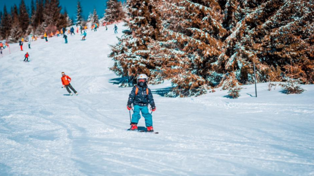 O turistă din Republica Moldova a lovit o fetiță la ski pe o pârtie din România. Acum este obligată să-i achite 30.000 de lei daune morale