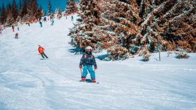 O turistă din Republica Moldova a lovit o fetiță la ski pe o pârtie din România. Acum este obligată să-i achite 30.000 de lei daune morale