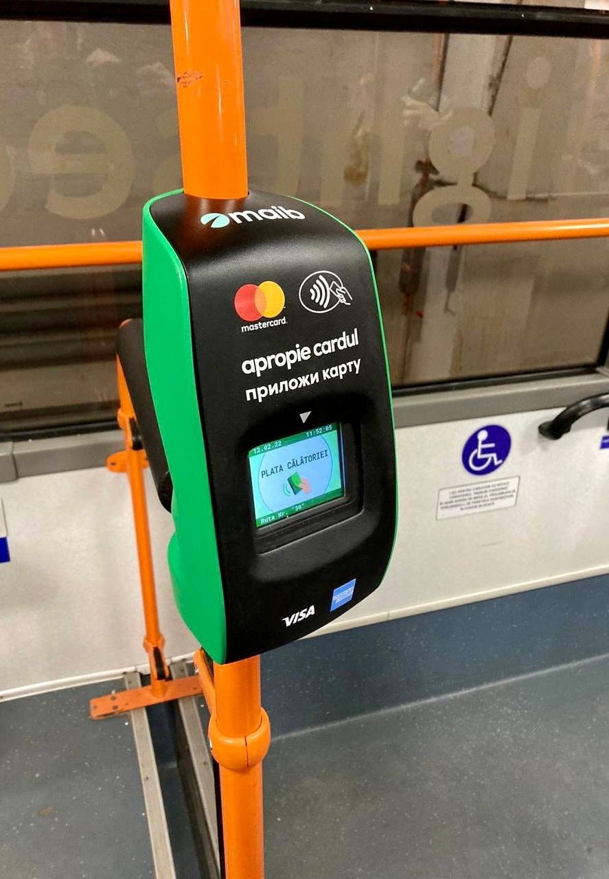 FOTO // Taxarea electronică: În troleibuze au fost instalate primele validatoare staționare