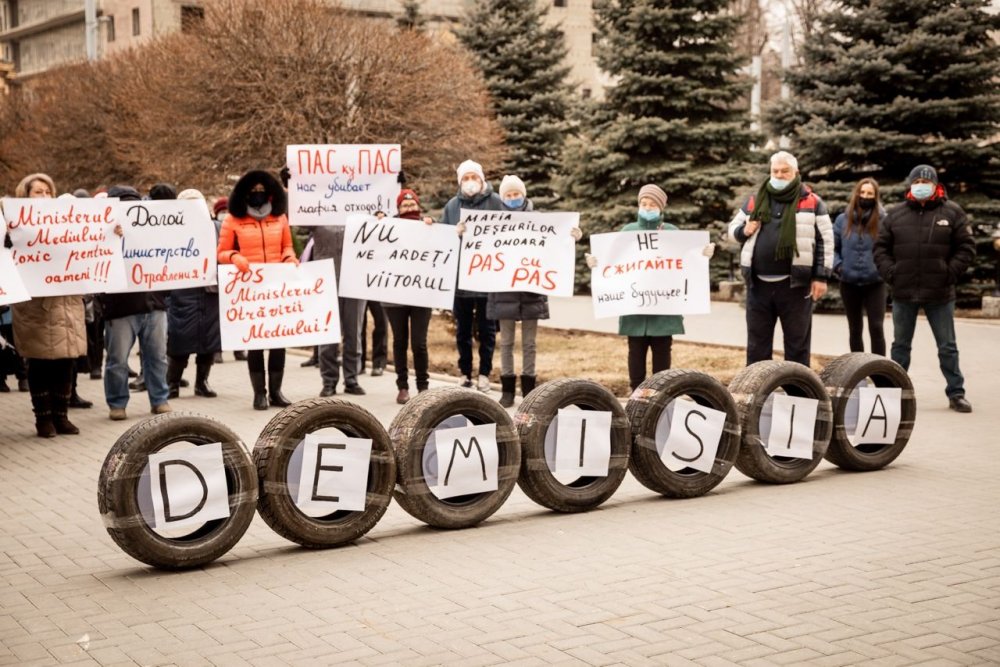 FOTO // Flashmob cu anvelope la Ministerul Mediului. Partidul „ȘOR” cere demisia ministrului Iuliana Cantaragiu