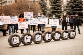 FOTO // Flashmob cu anvelope la Ministerul Mediului. Partidul „ȘOR” cere demisia ministrului Iuliana Cantaragiu