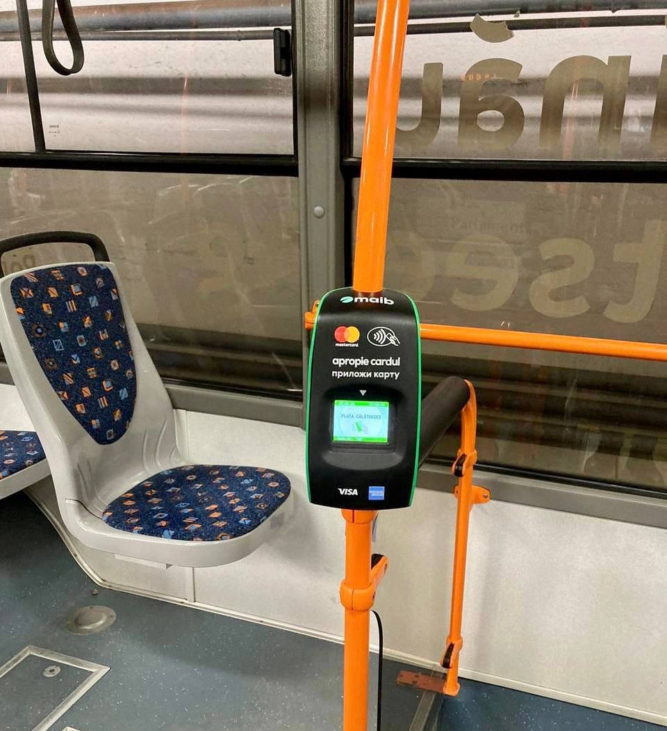 FOTO // Taxarea electronică: În troleibuze au fost instalate primele validatoare staționare