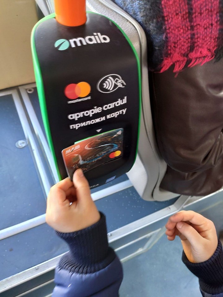 FOTO // Taxarea electronică: În troleibuze au fost instalate primele validatoare staționare