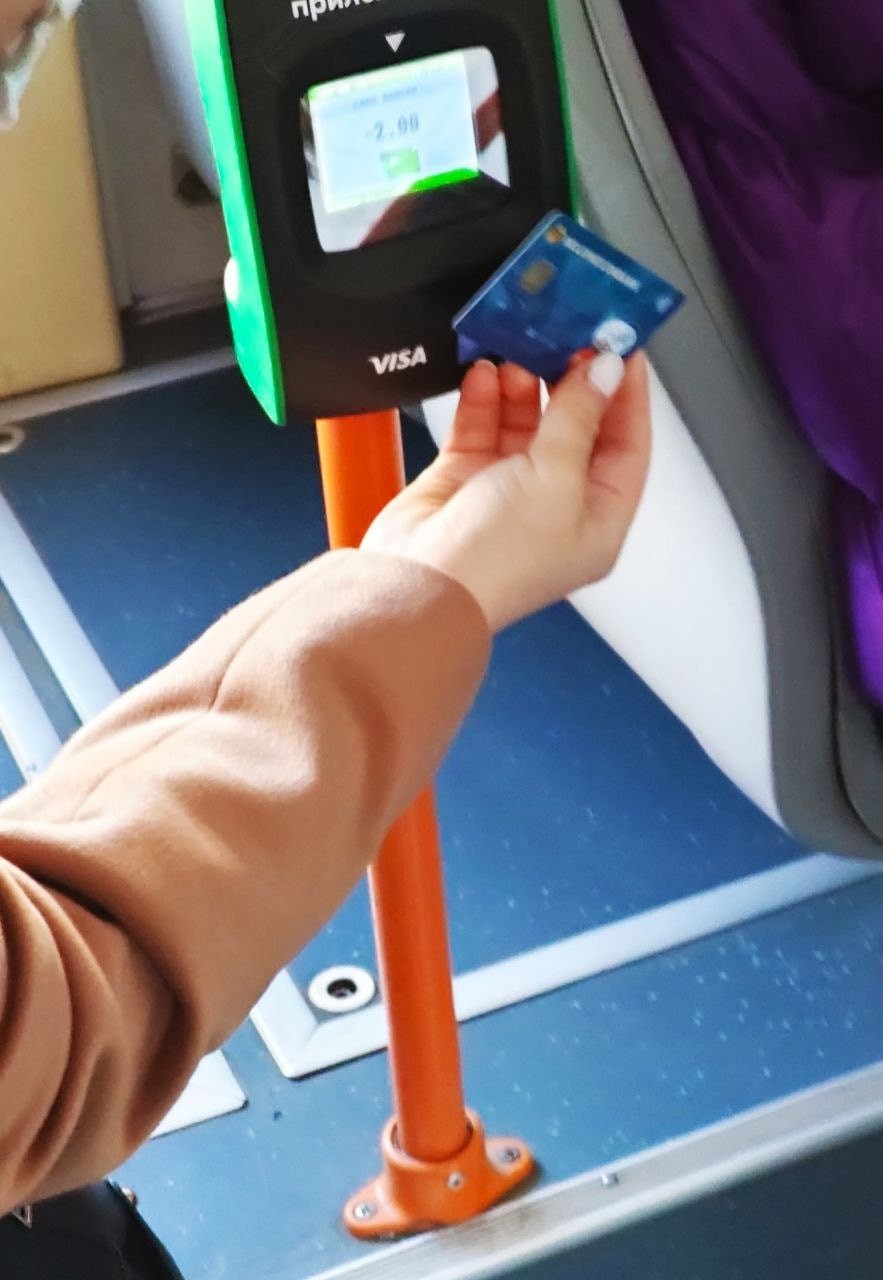 FOTO // Taxarea electronică: În troleibuze au fost instalate primele validatoare staționare
