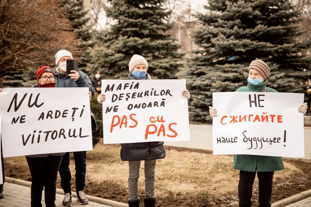 FOTO // Flashmob cu anvelope la Ministerul Mediului. Partidul „ȘOR” cere demisia ministrului Iuliana Cantaragiu