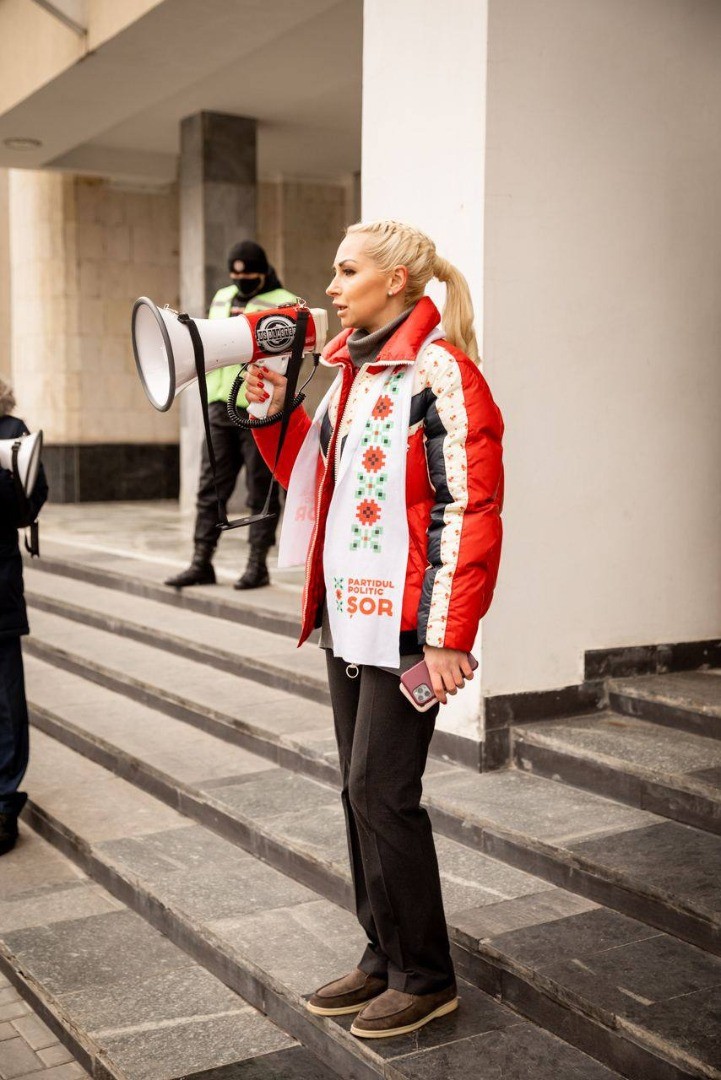 FOTO // Flashmob cu anvelope la Ministerul Mediului. Partidul „ȘOR” cere demisia ministrului Iuliana Cantaragiu