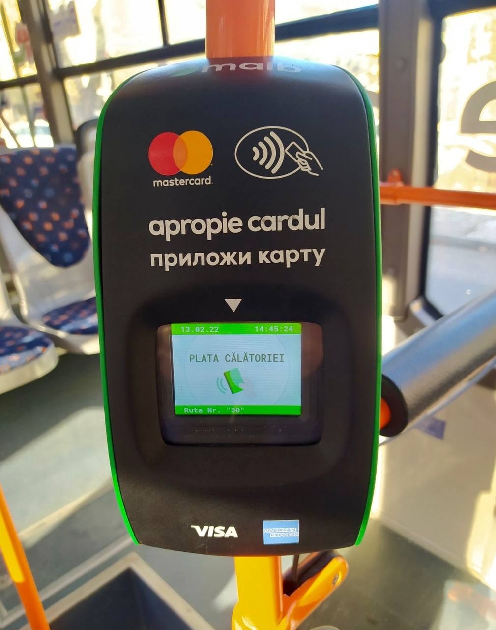 FOTO // Taxarea electronică: În troleibuze au fost instalate primele validatoare staționare