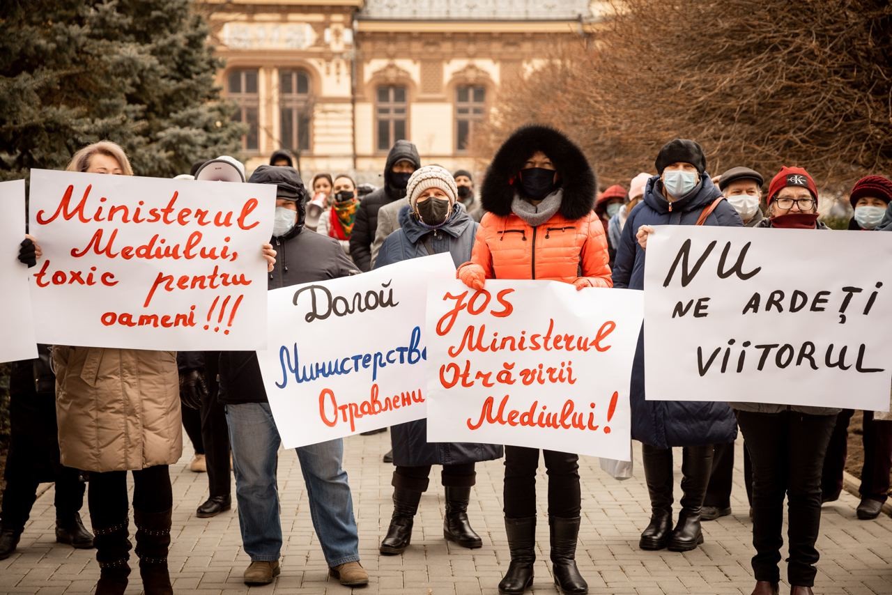 FOTO // Flashmob cu anvelope la Ministerul Mediului. Partidul „ȘOR” cere demisia ministrului Iuliana Cantaragiu