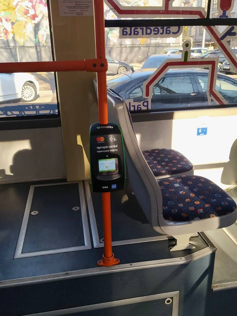 FOTO // Taxarea electronică: În troleibuze au fost instalate primele validatoare staționare