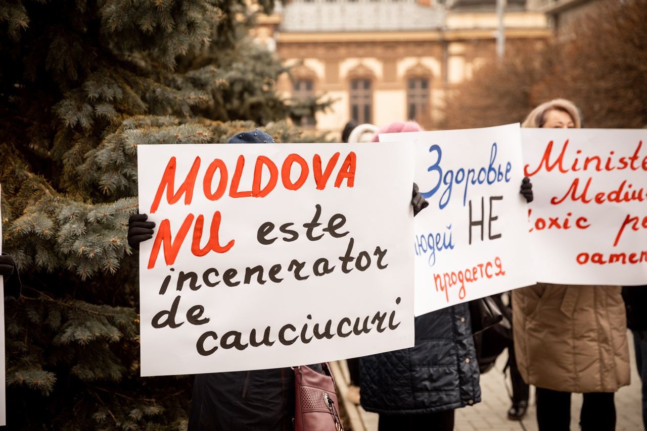 FOTO // Flashmob cu anvelope la Ministerul Mediului. Partidul „ȘOR” cere demisia ministrului Iuliana Cantaragiu