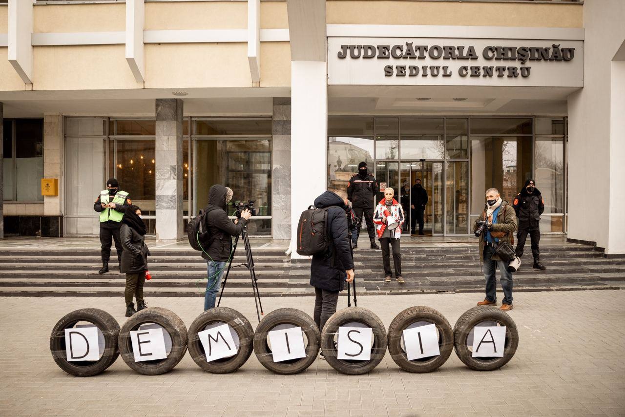 FOTO // Flashmob cu anvelope la Ministerul Mediului. Partidul „ȘOR” cere demisia ministrului Iuliana Cantaragiu