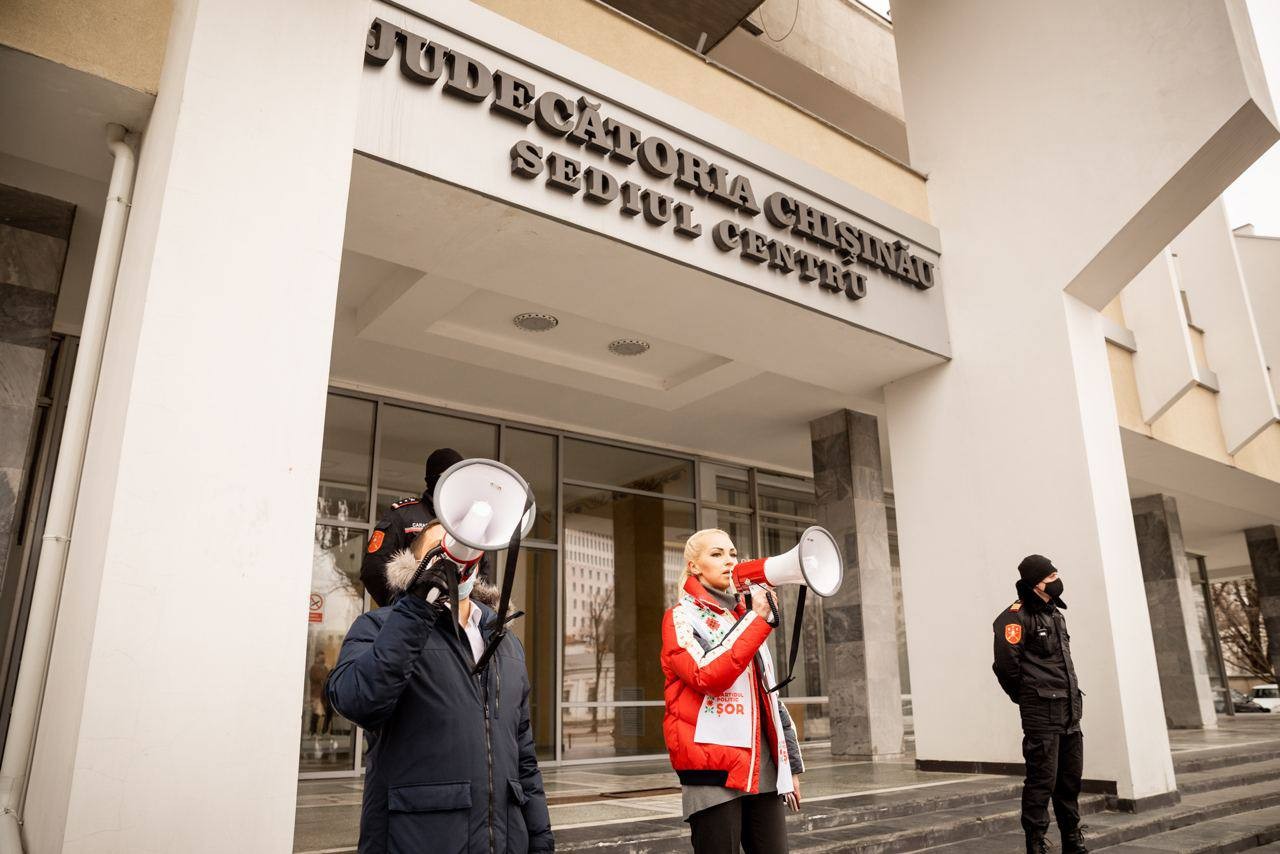 FOTO // Flashmob cu anvelope la Ministerul Mediului. Partidul „ȘOR” cere demisia ministrului Iuliana Cantaragiu