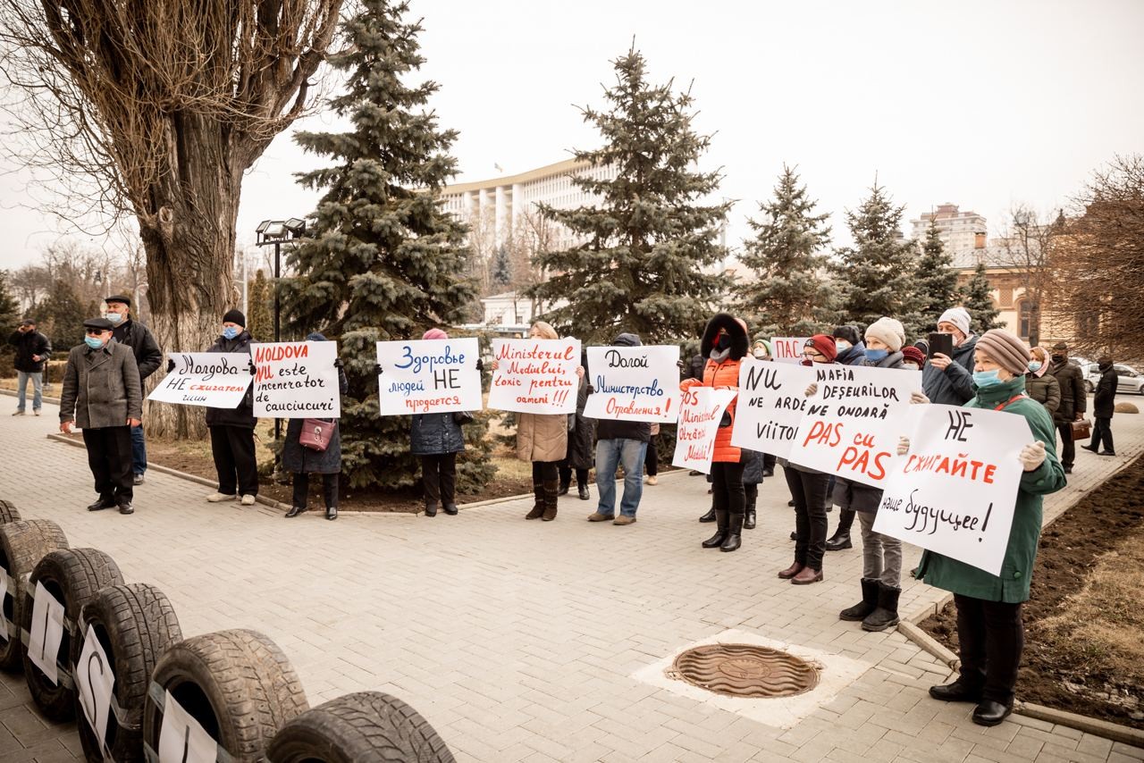 FOTO // Flashmob cu anvelope la Ministerul Mediului. Partidul „ȘOR” cere demisia ministrului Iuliana Cantaragiu