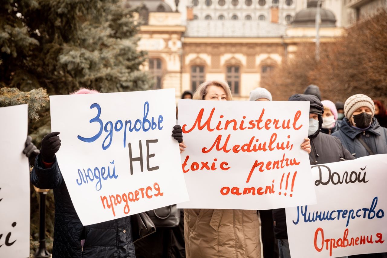 FOTO // Flashmob cu anvelope la Ministerul Mediului. Partidul „ȘOR” cere demisia ministrului Iuliana Cantaragiu