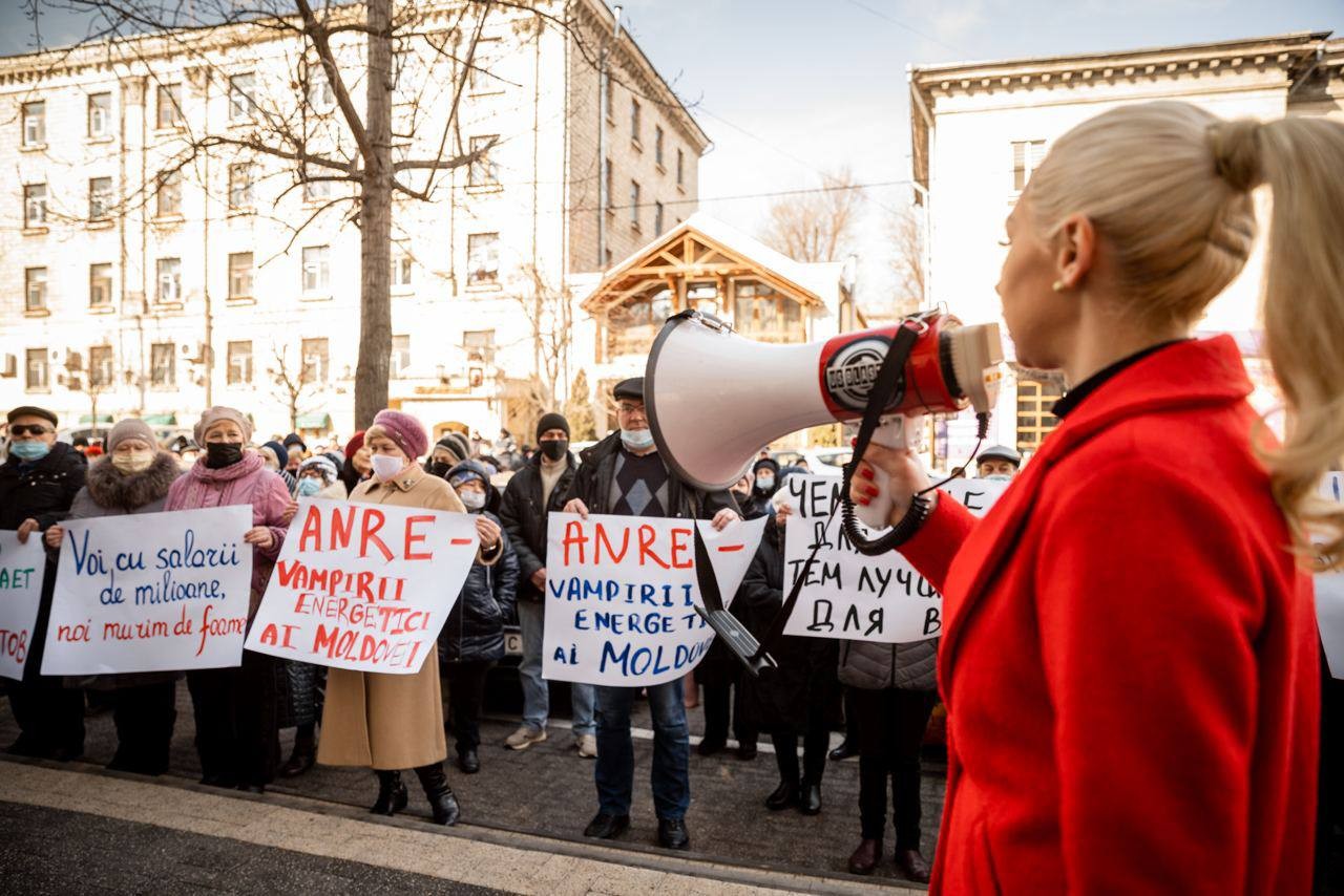 FOTO // Partidul „ȘOR” a protestat în fața ANRE și a cerut demisia reprezentanților acestei instituții