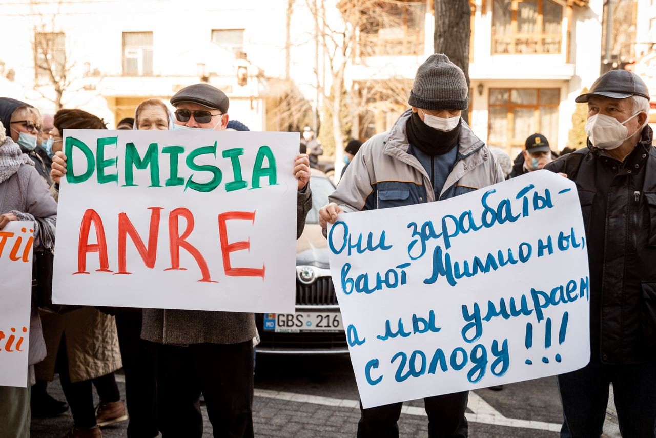 FOTO // Partidul „ȘOR” a protestat în fața ANRE și a cerut demisia reprezentanților acestei instituții