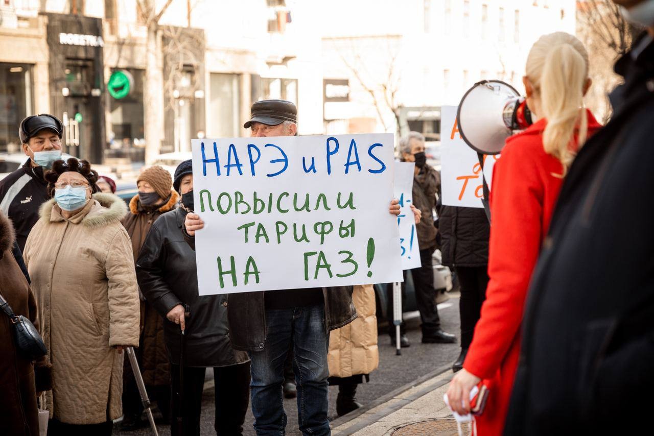 FOTO // Partidul „ȘOR” a protestat în fața ANRE și a cerut demisia reprezentanților acestei instituții