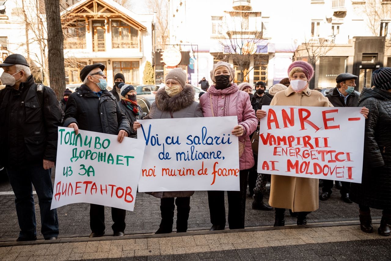 FOTO // Partidul „ȘOR” a protestat în fața ANRE și a cerut demisia reprezentanților acestei instituții