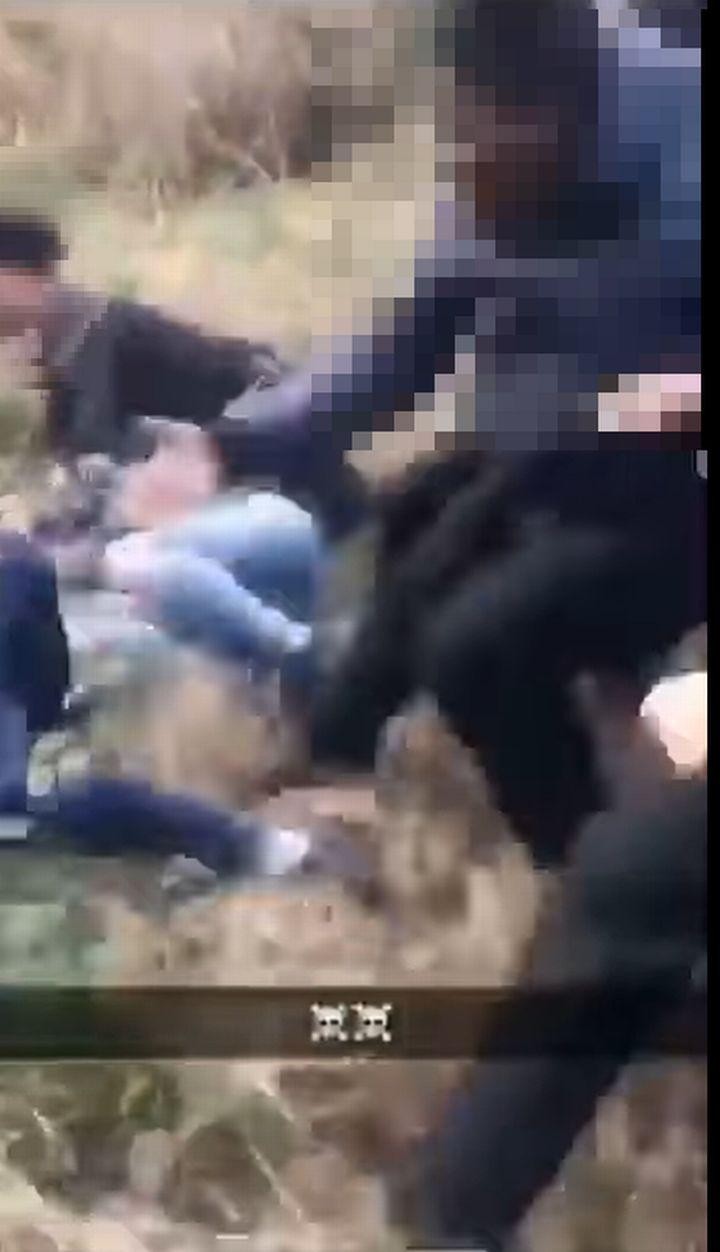 FOTO // Două eleve au fost călcate în picioare și aruncate într-un lac de un grup de 30 de adolescenți. Momentul a fost filmat în Anglia