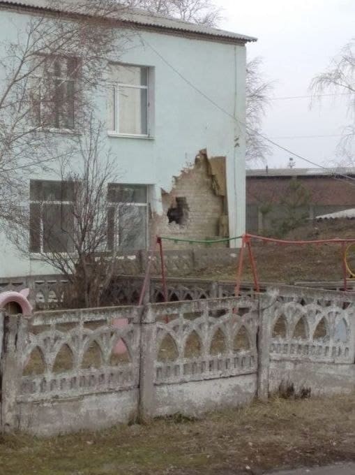 FOTO // Separatiștii proruși din Lugansk au tras un obuz într-o grădiniță plină de copii