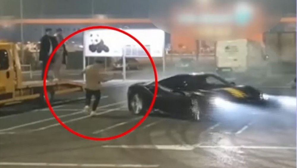Drifturi periculoase cu bolizi de lux în parcarea unui mall. Un spectator la un pas de a fi tamponat